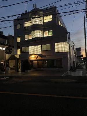 夜間の照明でビルが光ります。とても印象的なビルです