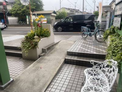 入り口のスロープ。車椅子の方も安心です。