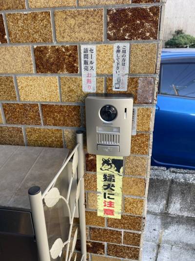 インターホンは郵便受けの横に設置