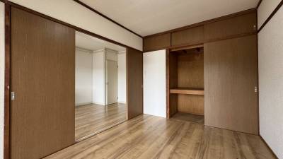 オールフローリングの明るい２DKの部屋。