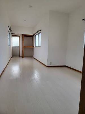 日当たり良好、各部屋に収納あり。