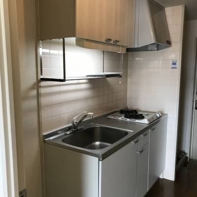 キッチンの収納は充実しています。ホワイト色です。