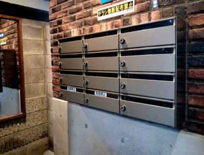 集合郵便受け、近くには出掛ける前の身だしなみチェック鏡
