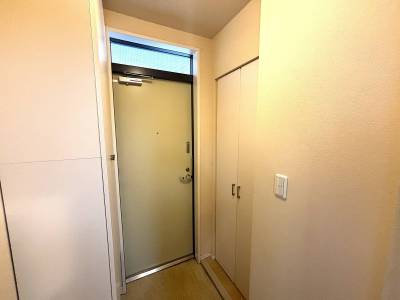 玄関の両側にシューズボックスとクローゼットの収納つき