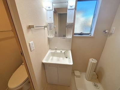 独立洗面台と洗濯機置き場が水回りにあって便利です