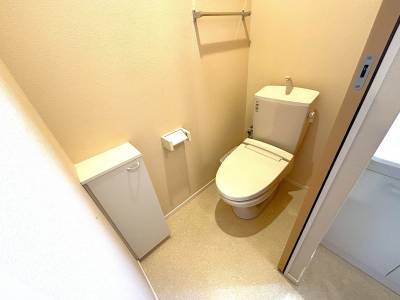 収納付きのシンプルトイレ
