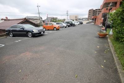 【部屋付駐車場】連番で2台セット｡すれ違い可能｡