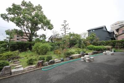 【庭】春夏秋冬､季節の花が咲きます｡信楽焼テーブルも常設｡