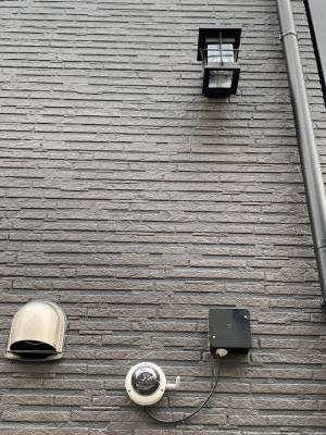 常時録画の防犯カメラと電球色LED外灯