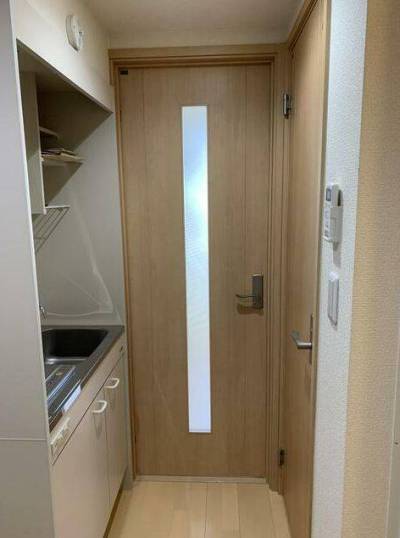 キッチンとリビングの間にはドアがあります