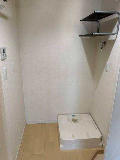 玄関脇に屋内洗濯機置き場