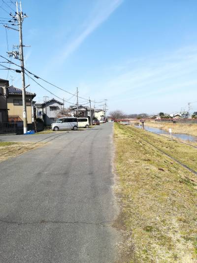 裏の大和川堤防。堤防外側の空地が広く、付近住民が駐車に使用。