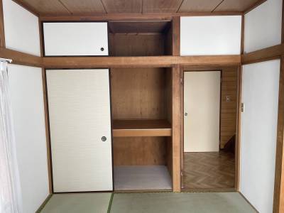 1階和室　収納力抜群の押し入れ