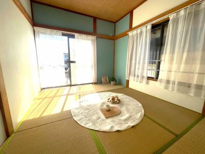 2階和室　レースカーテンも全室サービス