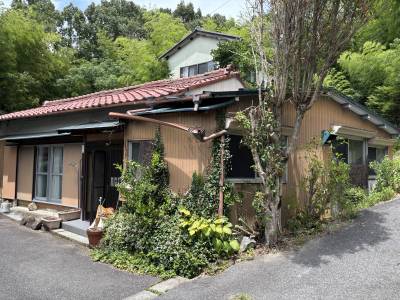 角地で日当たり良好です！縁側も付いた平屋建て古民家です！