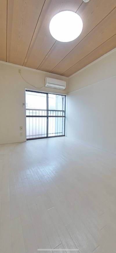 白いフローリングがお洒落な広々としたお部屋です！
