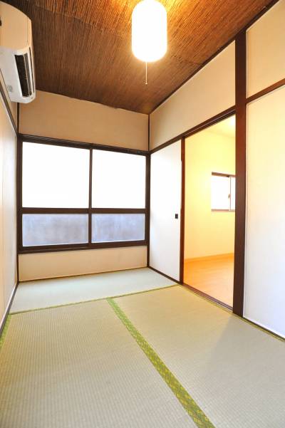 手前に4畳＋奥に3畳とミニキッチン、収納(半畳)があります