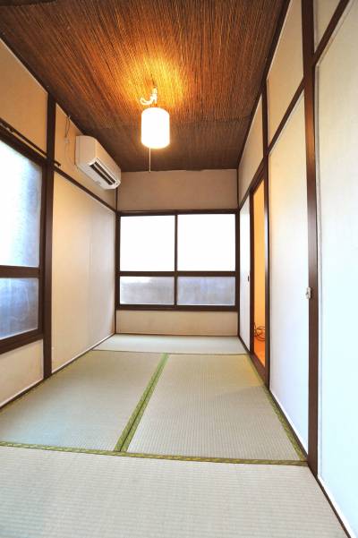 手前の4畳。二面彩光で明るいです