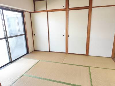 居室／大きい窓で明るい室内！