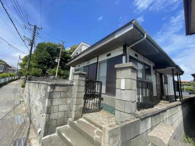 平屋外観。門扉が特徴的な戸建てです。
