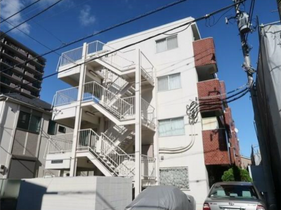 白が基調の4階建