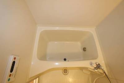 浴室、浴槽は綺麗な状態。
