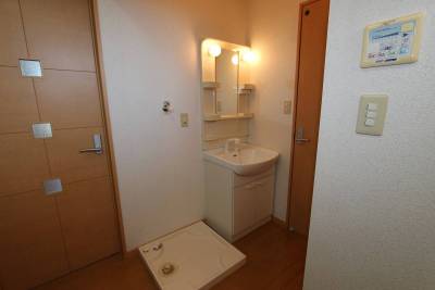 洗面台、洗濯機置き場。