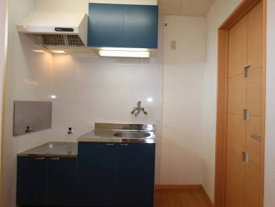 台所、流し台、収納庫、換気扇。