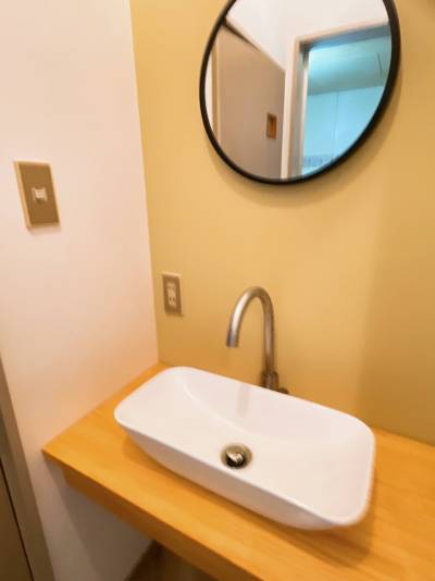 お洒落な洗面台でアクセントクロスが可愛い♪