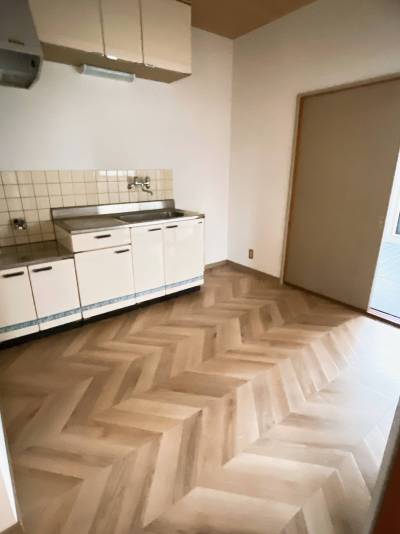 広めのダイニングキッチンなので、テーブルを置いても広々