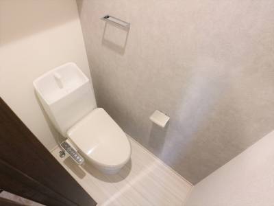 広々とした温水洗浄便座トイレです♪