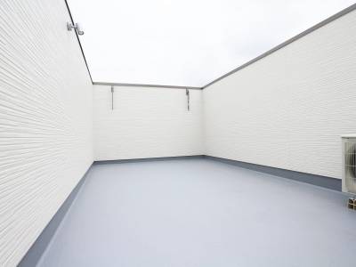 自慢のスカイバルコニー♪日当たりもバッチリです♪