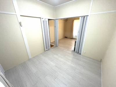 2階居室。パネルドアで間仕切りが可能。