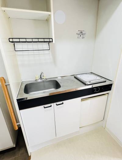ミニ冷蔵庫付きシステムキッチン　IHコンロ