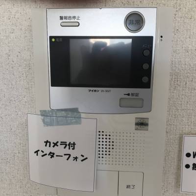 カメラモニター付きインターホン。宅配ボックスも有ります。
