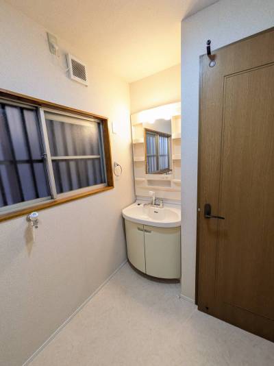 幅広750MM洗面台。シャワー水栓付。床下収納と吊戸棚も新設