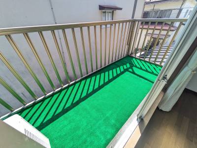 2Fバルコニー。人工芝敷。雨の日は1階ガレージ内に物干し有！