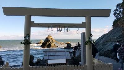二見沖玉神社への散歩は海岸を歩いて10数分です。