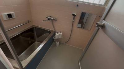 床、鏡、シャワーは新品です♪