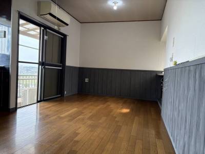 フローリングで清潔感のあるダイニングキッチンです