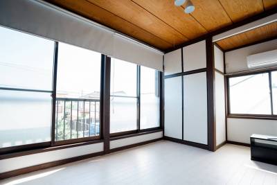 2階洋室A、約9畳、海が望めます。