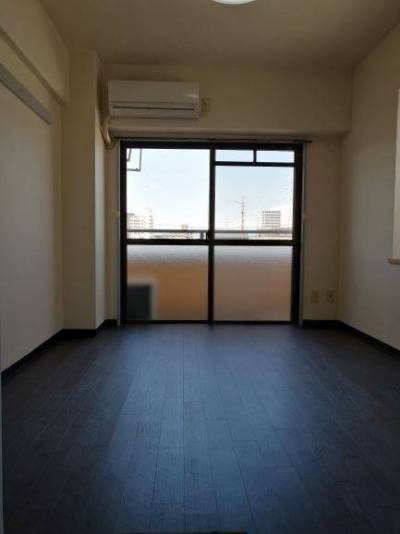 モダンで落ち着いた室内です。右手にも窓があります。