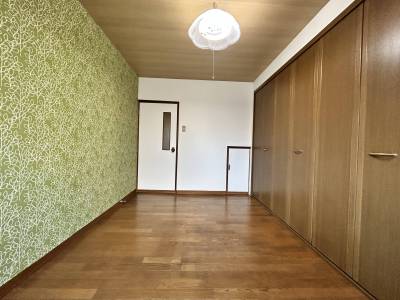 収納を閉じた状態の洋室全景