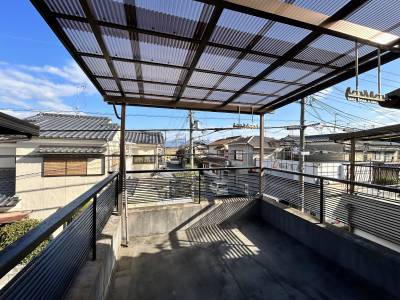 広いベランダ。屋根もついていていろんな活用が。