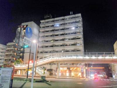 夜に神奈川新町駅前から撮影した外観です。