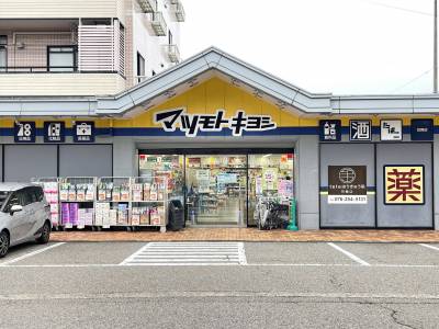 近隣：ドラッグストア