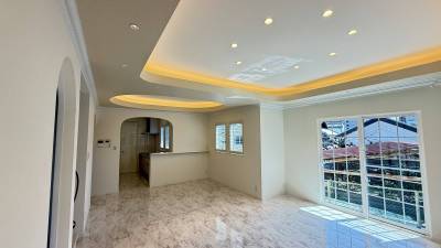 【広く明るく間接照明が美しいリビング】