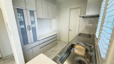 【使いやすい備え付けの茶箪笥】