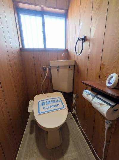 トイレには新品のウォシュレットがついています。
