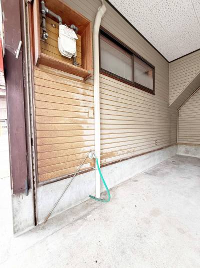 玄関横の車庫から家に直接入れる便利設計